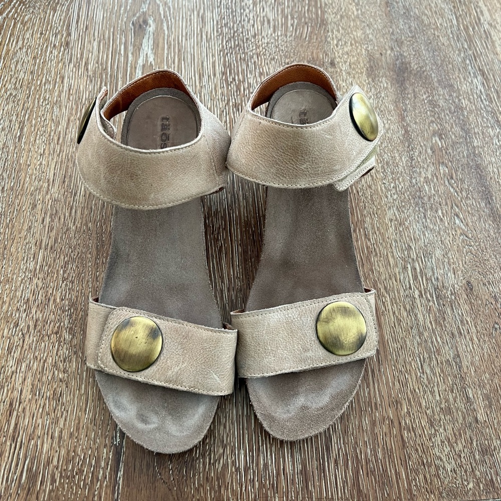 Taos women’s leather sandals size 6.5. (37). EUC
